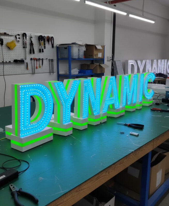 Thi công hộp đèn